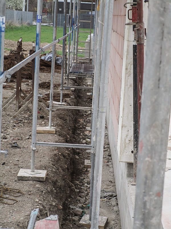 Eine Reihe von Gerüsten entlang der Seite eines Gebäudes