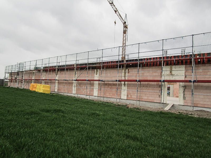 Ein großes Gebäude im Bau mit Gerüst und Kran.