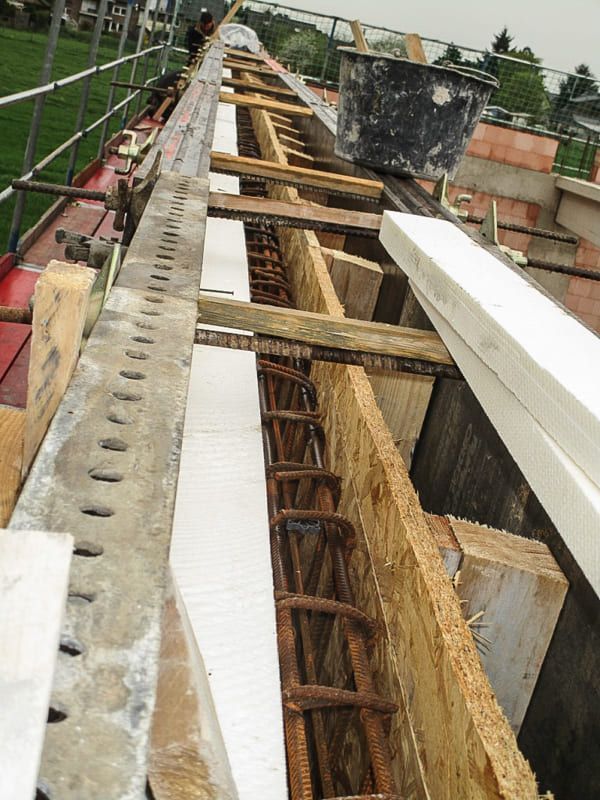 Eine Baustelle mit viel Holz und Metall