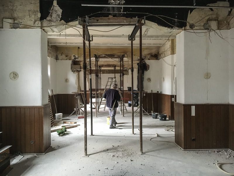 Ein Mann geht durch ein im Bau befindliches Gebäude