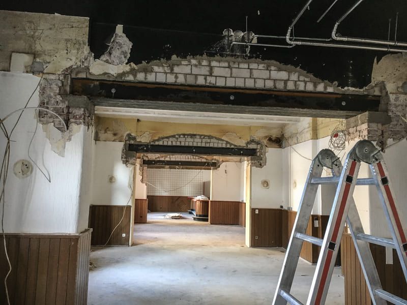 Ein leerer Raum mit einer Leiter in der Mitte.