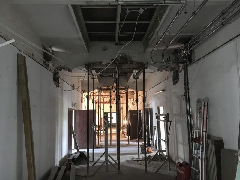 Ein Raum mit vielen Gerüsten und einer Leiter darin.