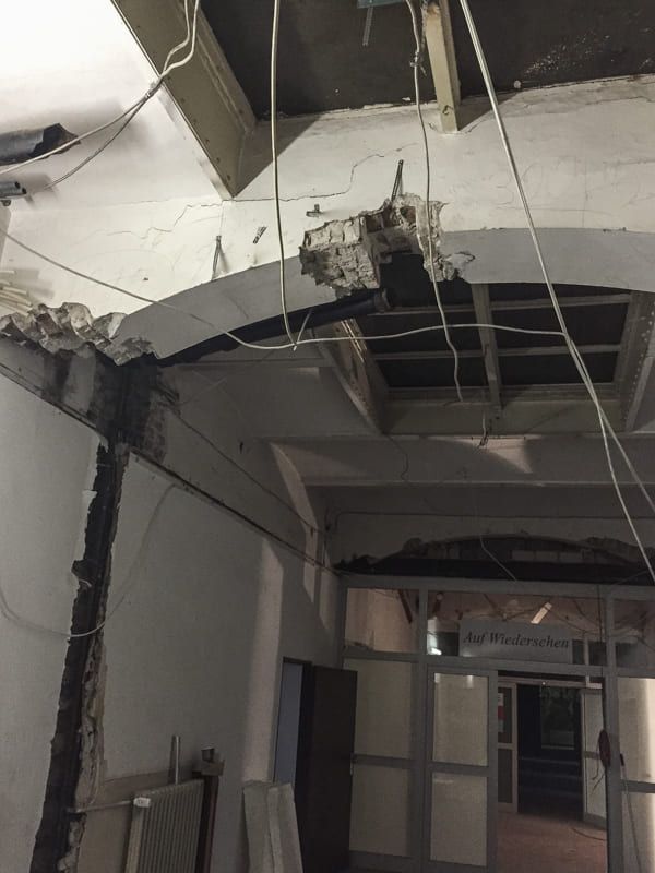 Ein Raum, in dessen Decke ein Loch ist