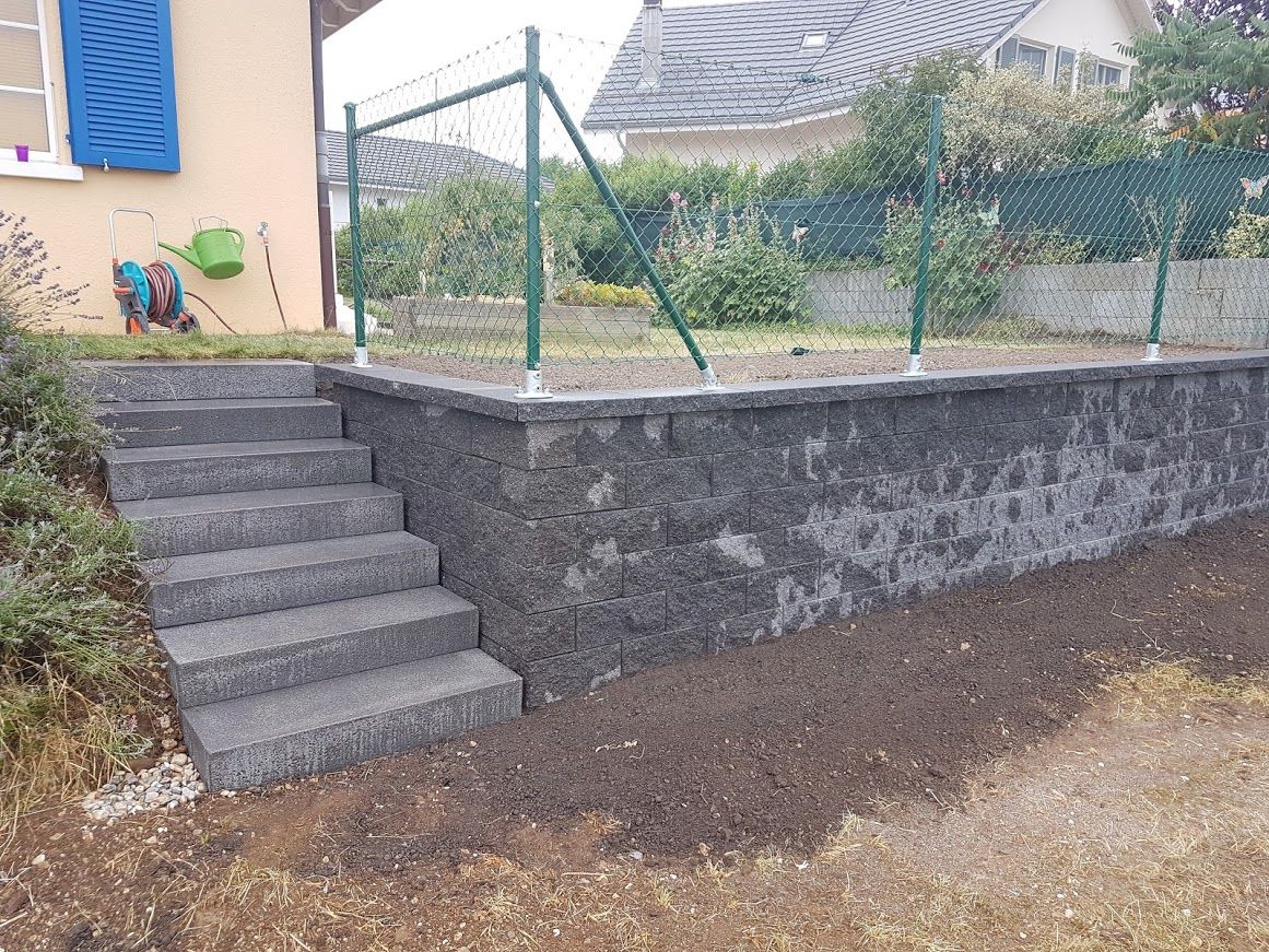 Construction de mur, escaliers et pose de clôture - LMpaysage