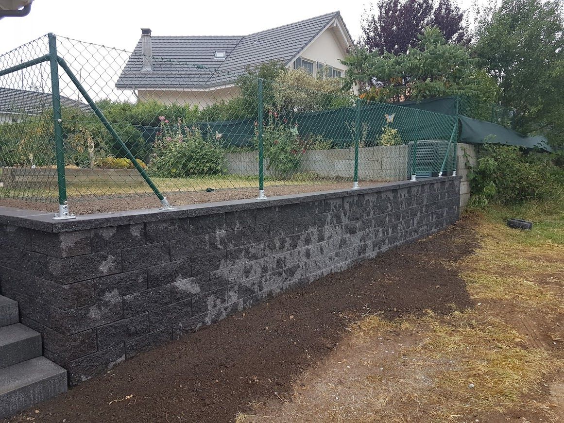 Construction de mur, escaliers et pose de clôture - LMpaysage