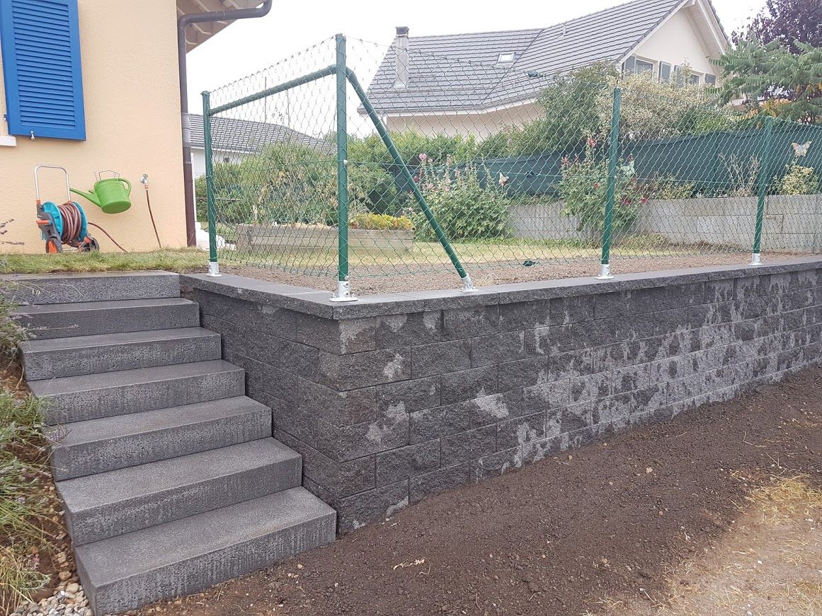 Construction de mur, escaliers et pose de clôture - LMpaysage