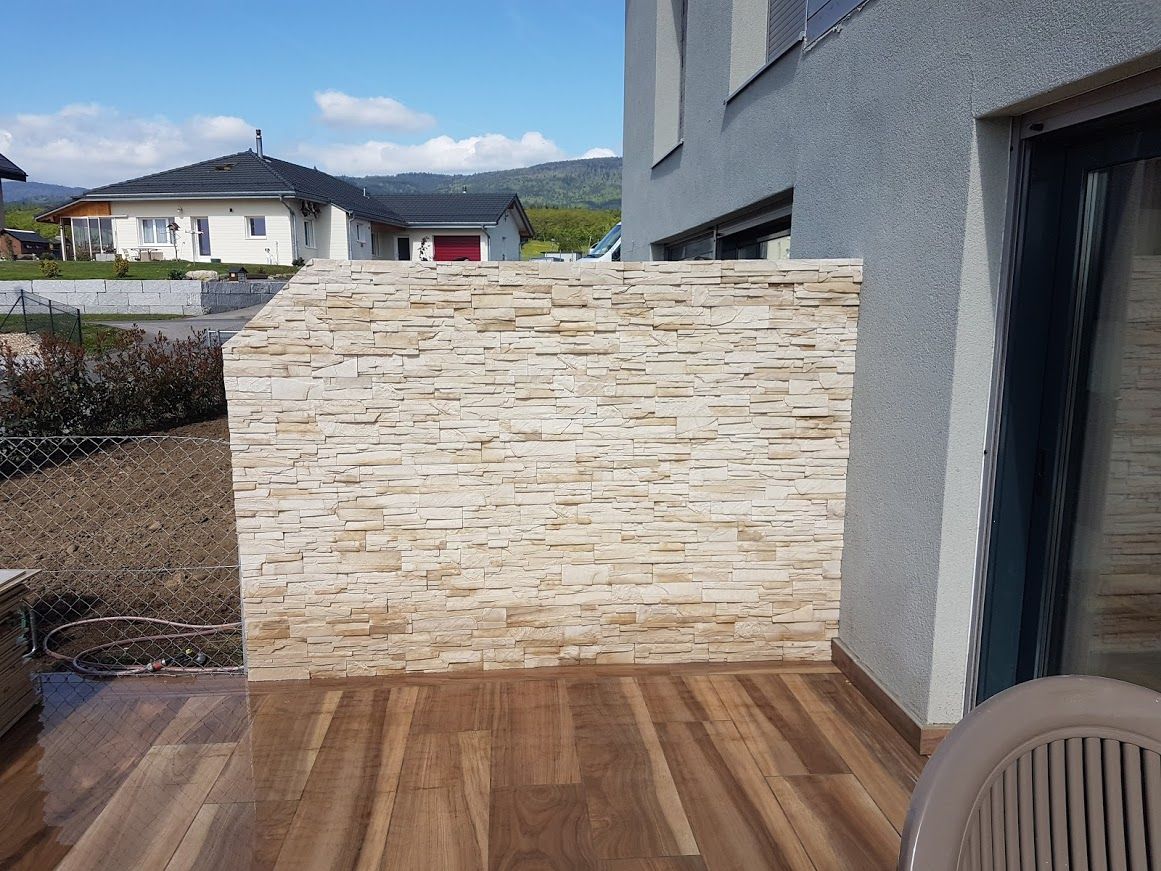 Création de terrasse avec mur en pierres