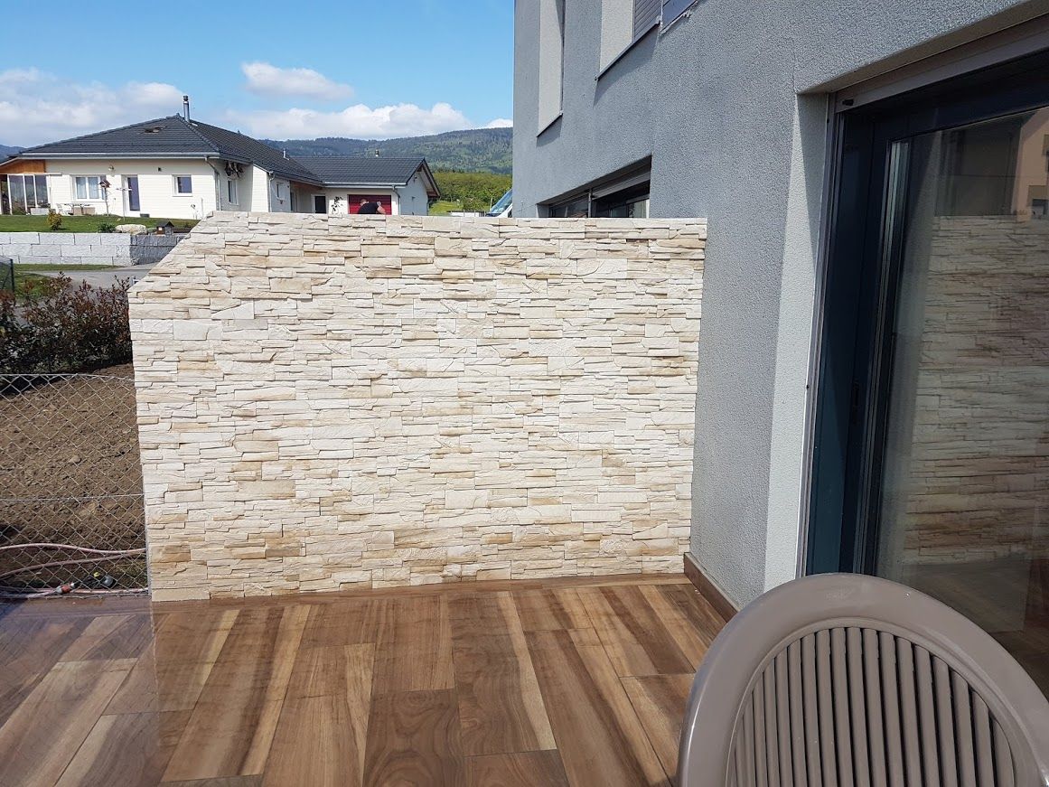 Création de terrasse avec mur en pierres