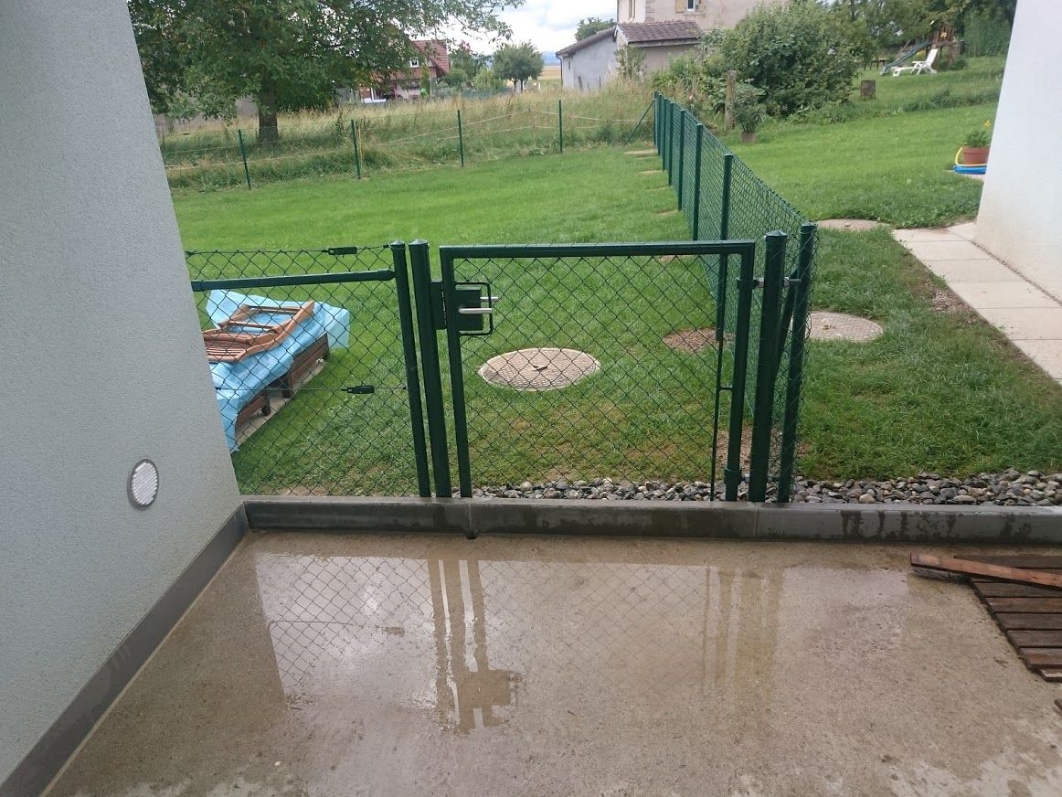 Pose de clôture avec porte - LMpaysage