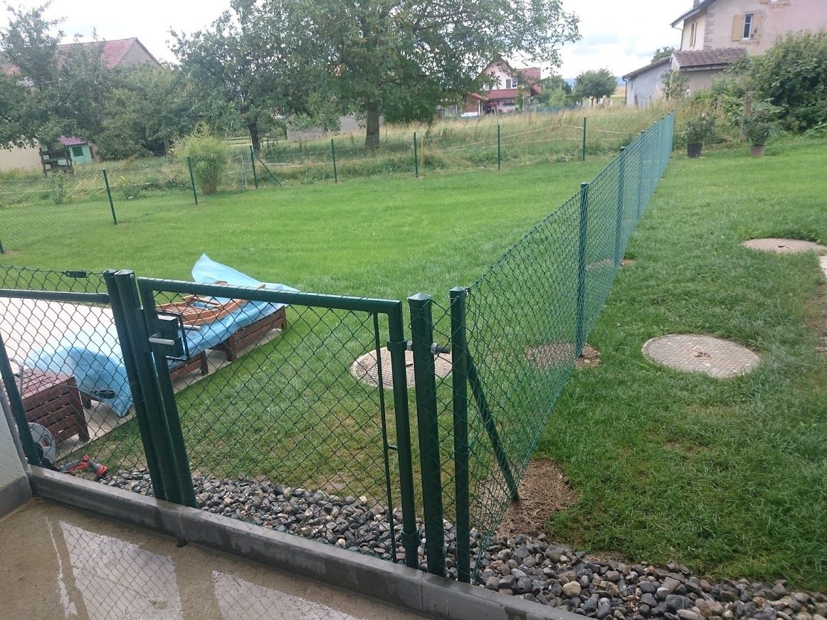 Pose de clôture avec porte - LMpaysage