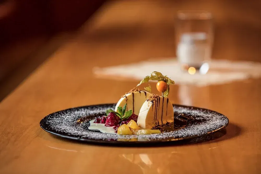 Eine Nahaufnahme eines Desserts auf einem Teller auf einem Tisch