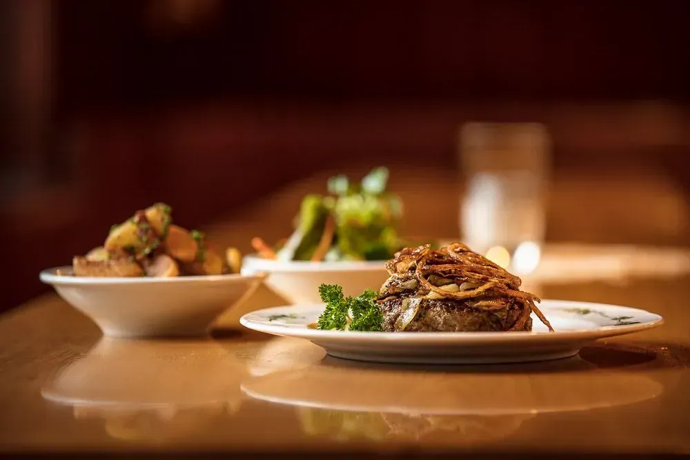 Ein Teller mit Knödeln mit Stäbchen und Dip