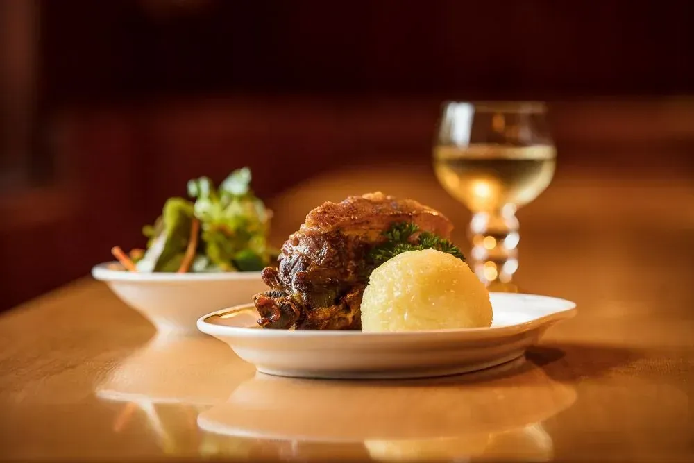 Ein Mann hält einen Teller mit Essen in der Hand.
