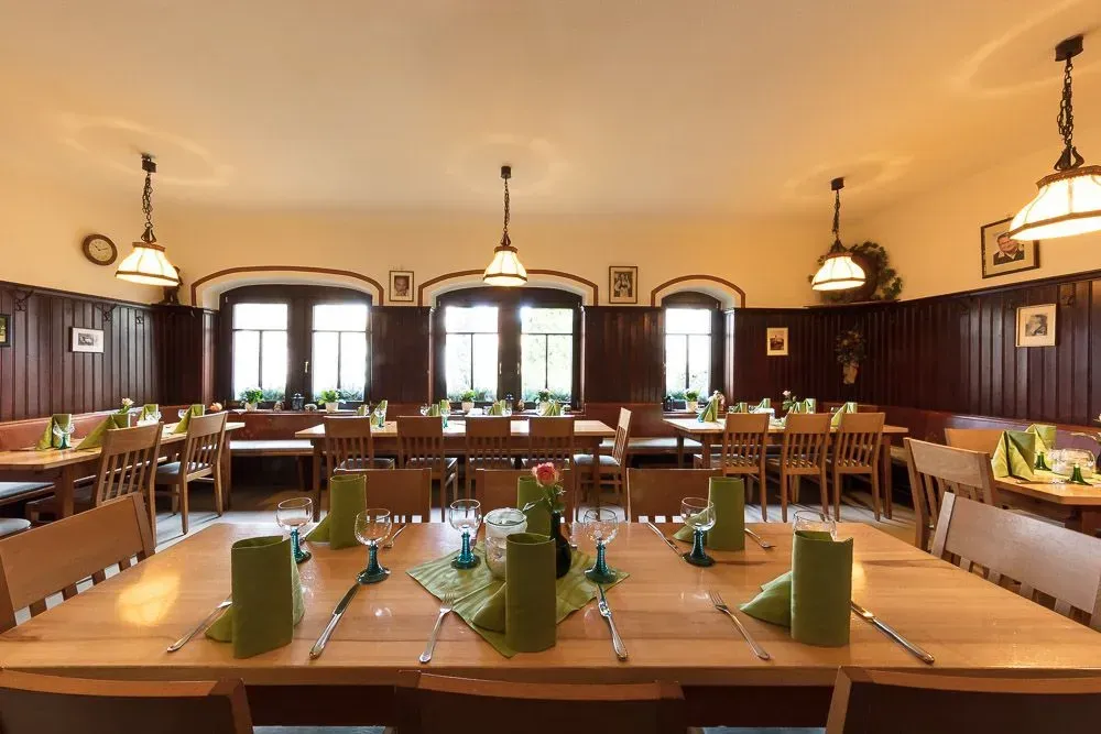Ein Restaurantsaal mit Tischen und Stühlen für eine Mahlzeit. Foto vom Weinhaus zum Spielberg