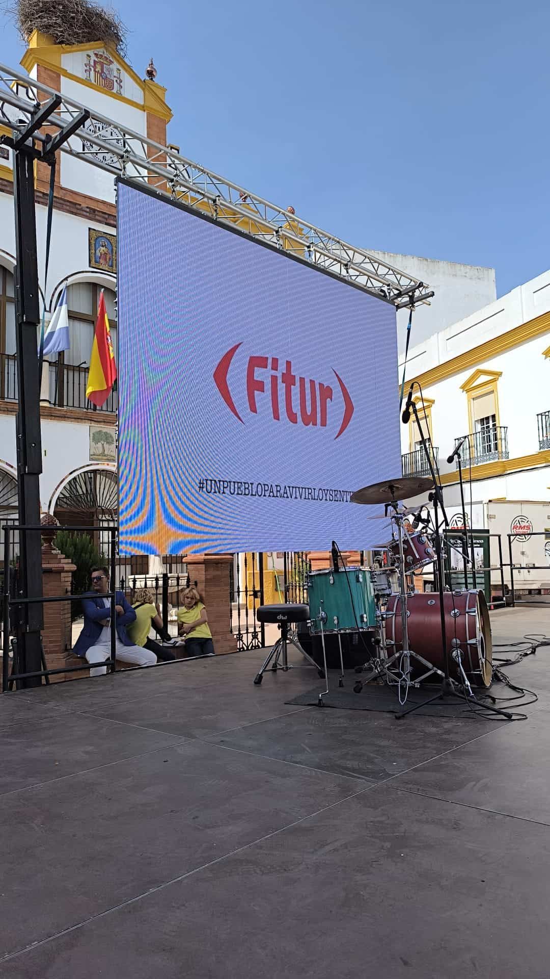 Gran pantalla LED con el logo de