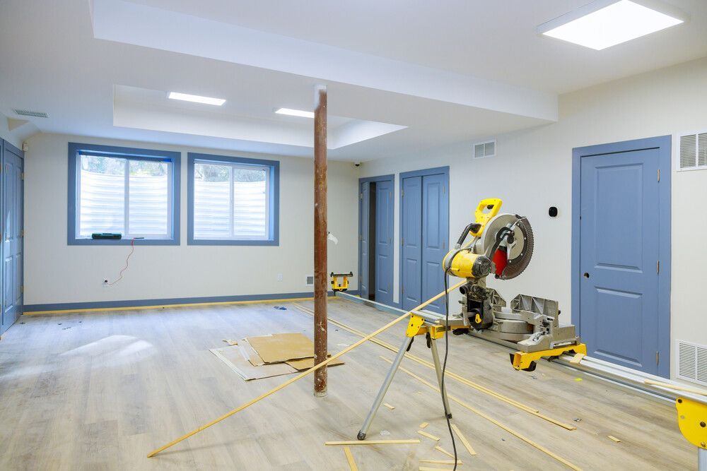 Se está remodelando un sótano y hay una sierra circular en el medio de la habitación.