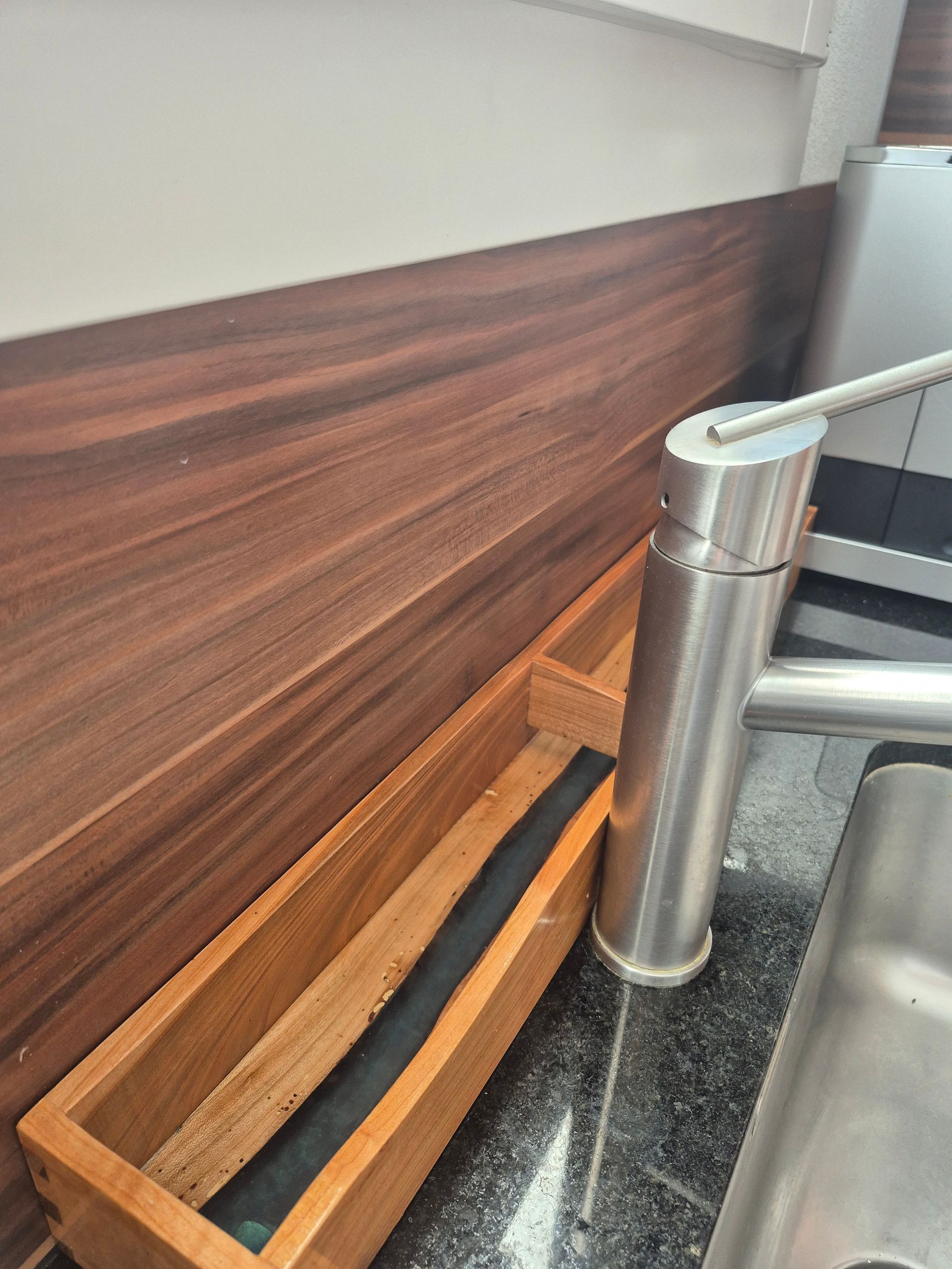 Holzbett mit Kopfteil und Matratze, weissen Kissen und Decke auf weissem Hintergrund.