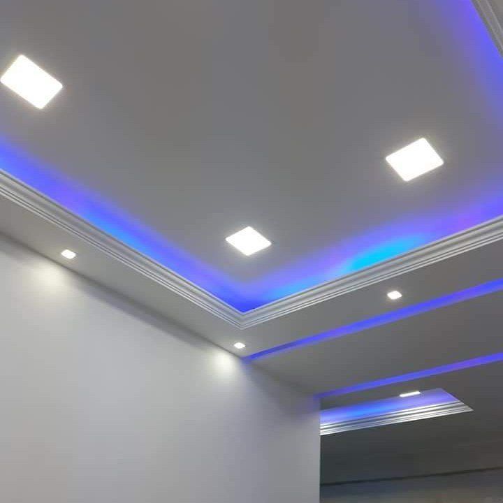 Una habitación con un techo que tiene luces azules.