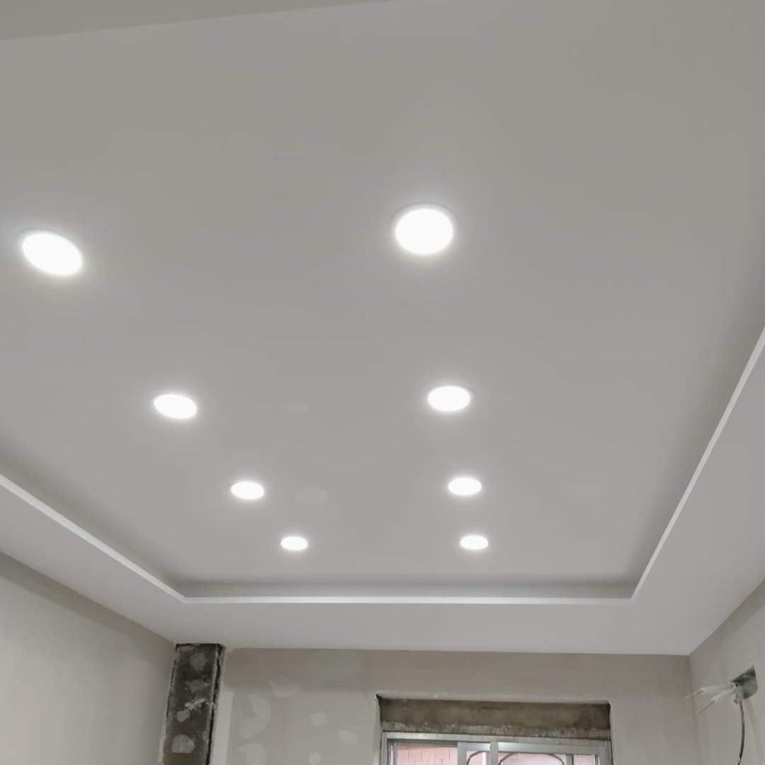 Un techo blanco con muchas luces en una habitación.