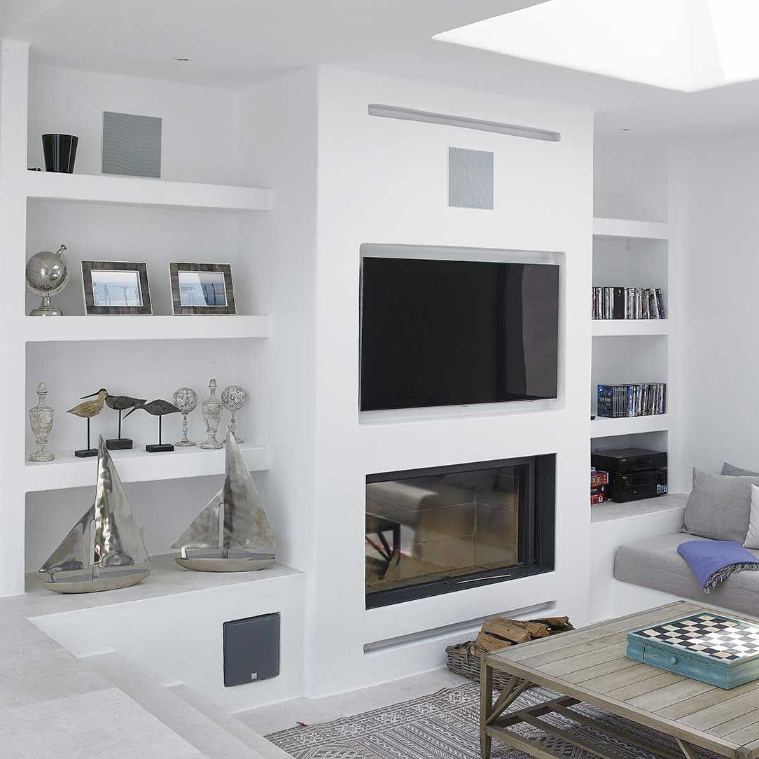 Una sala de estar con chimenea y TV de pantalla plana.