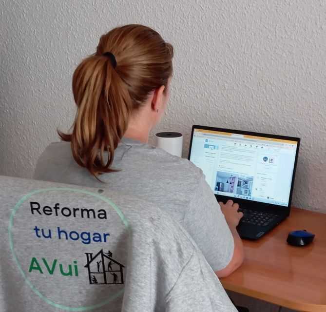 Una mujer que lleva una camisa gris que dice reforma tu hogar avui