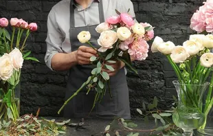Mitarbeiter von Gärtnerei GERHARDT bindet einen Blumenstrauß