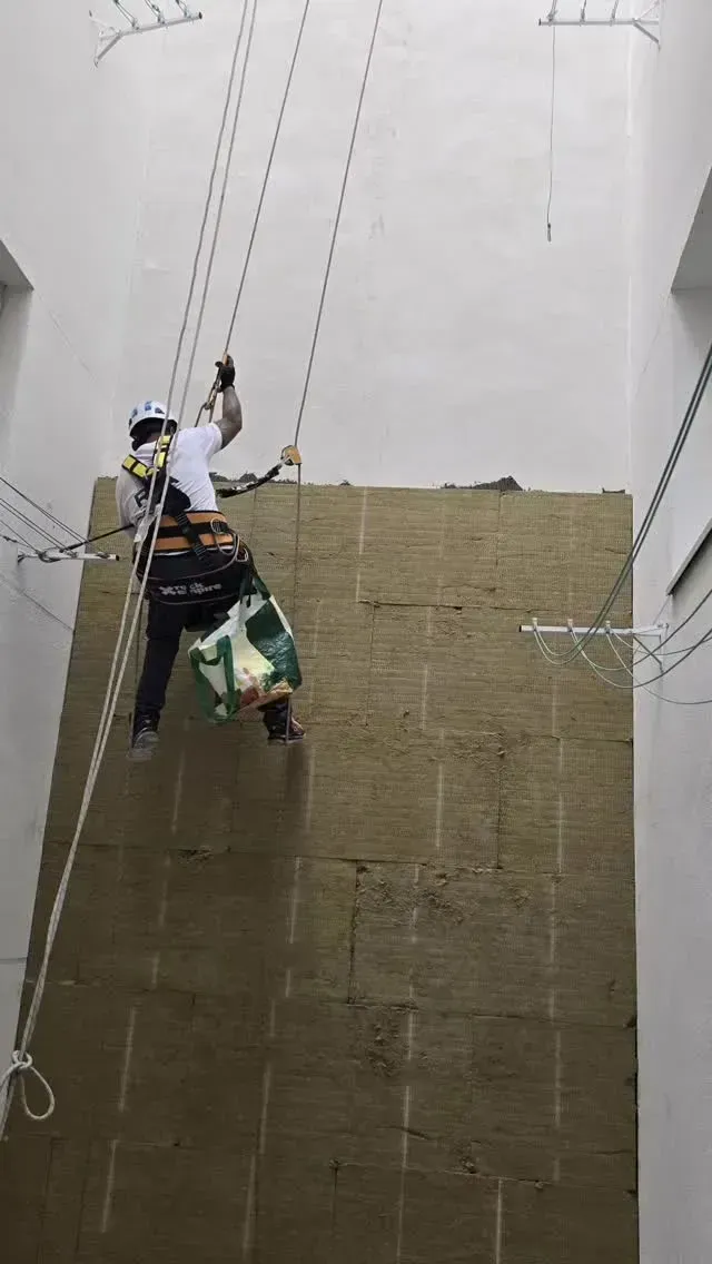 Dos escaladores descendiendo en rápel por una empinada pared interior