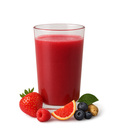 Ein Glas Rotweinsaft mit Erdbeeren, Himbeeren, Blaubeeren und Grapefruit.