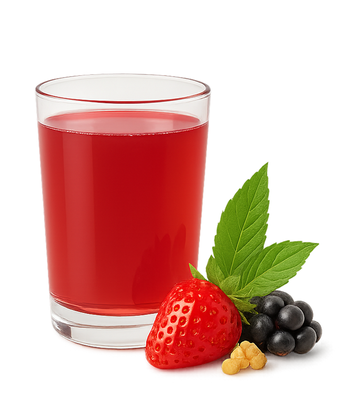 Ein Glas Erdbeersaft neben einer Erdbeere und Brombeeren.