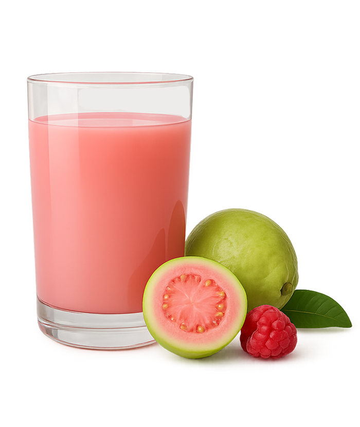 Ein Glas Guavensaft neben einer halben Guave und einer Himbeere.