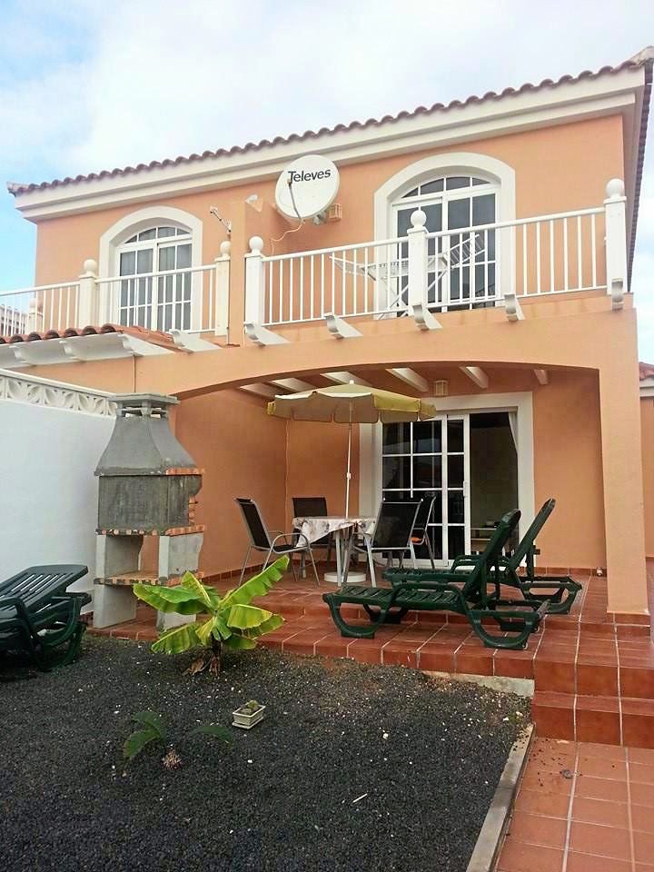 Ferienwohnung Terrasse mit Tische und Stühlen