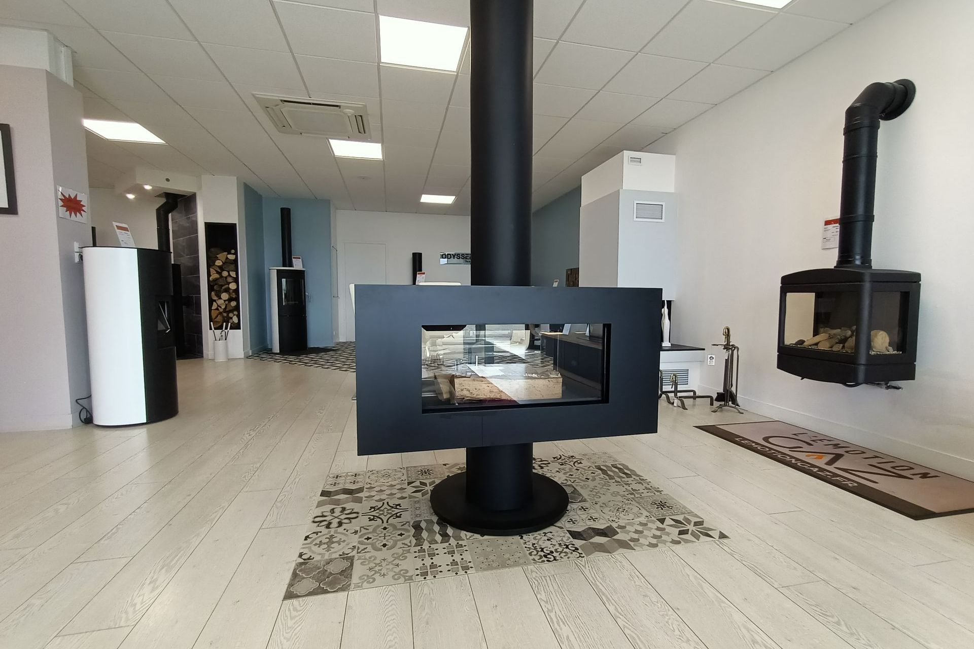 Cheminée noire avec une vitre vitrée dans une salle d'exposition