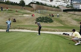 Un grupo de personas está jugando al golf en un campo de golf.