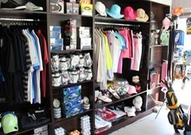 Un armario lleno de ropa, sombreros, zapatos y una bolsa de golf.