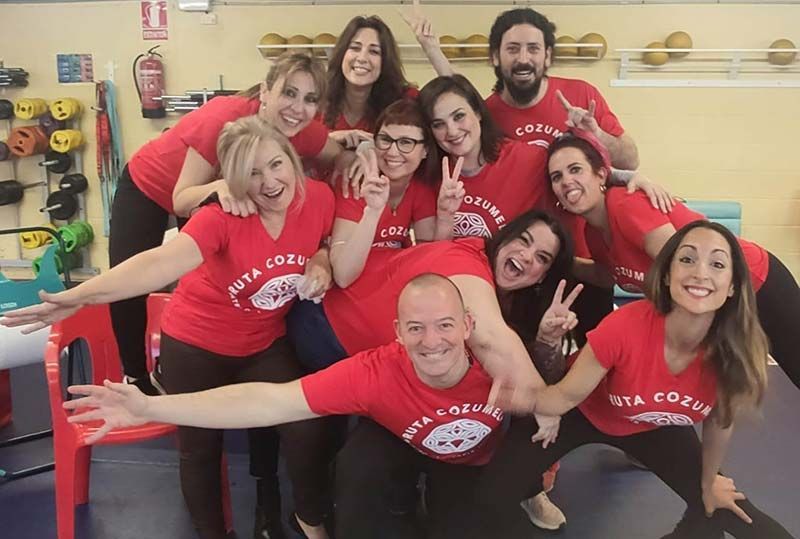 Un grupo de personas que llevan camisetas rojas con la palabra costa en ellas.