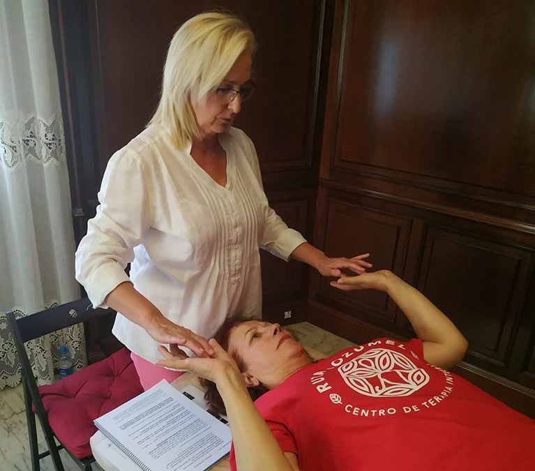 Una mujer con una camisa roja con la palabra centro en ella
