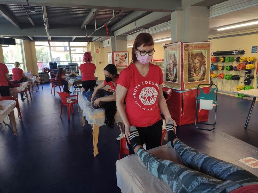 Una mujer que lleva una camisa roja con un león.