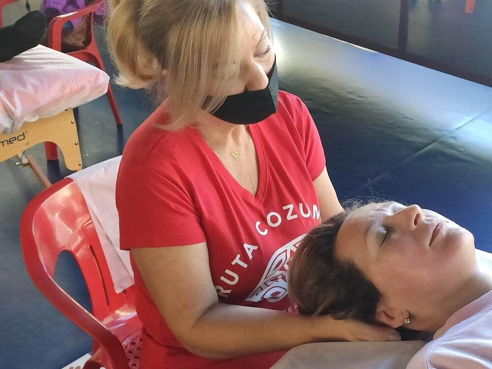Una mujer que lleva una camiseta roja que dice Uta Cozua