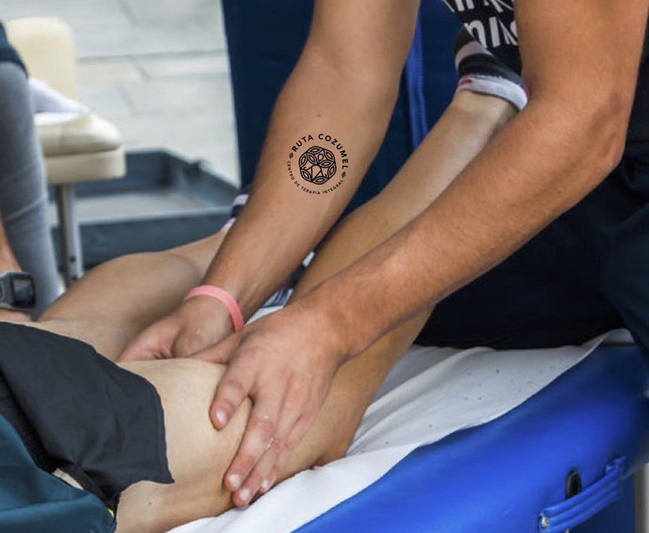 Una persona con un tatuaje en el brazo que dice 