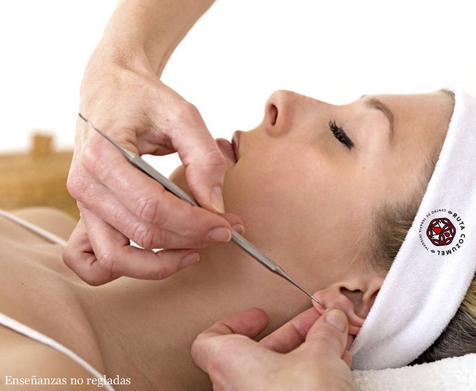 Una mujer recibe un tratamiento facial de una persona que lleva una diadema con la palabra láser.