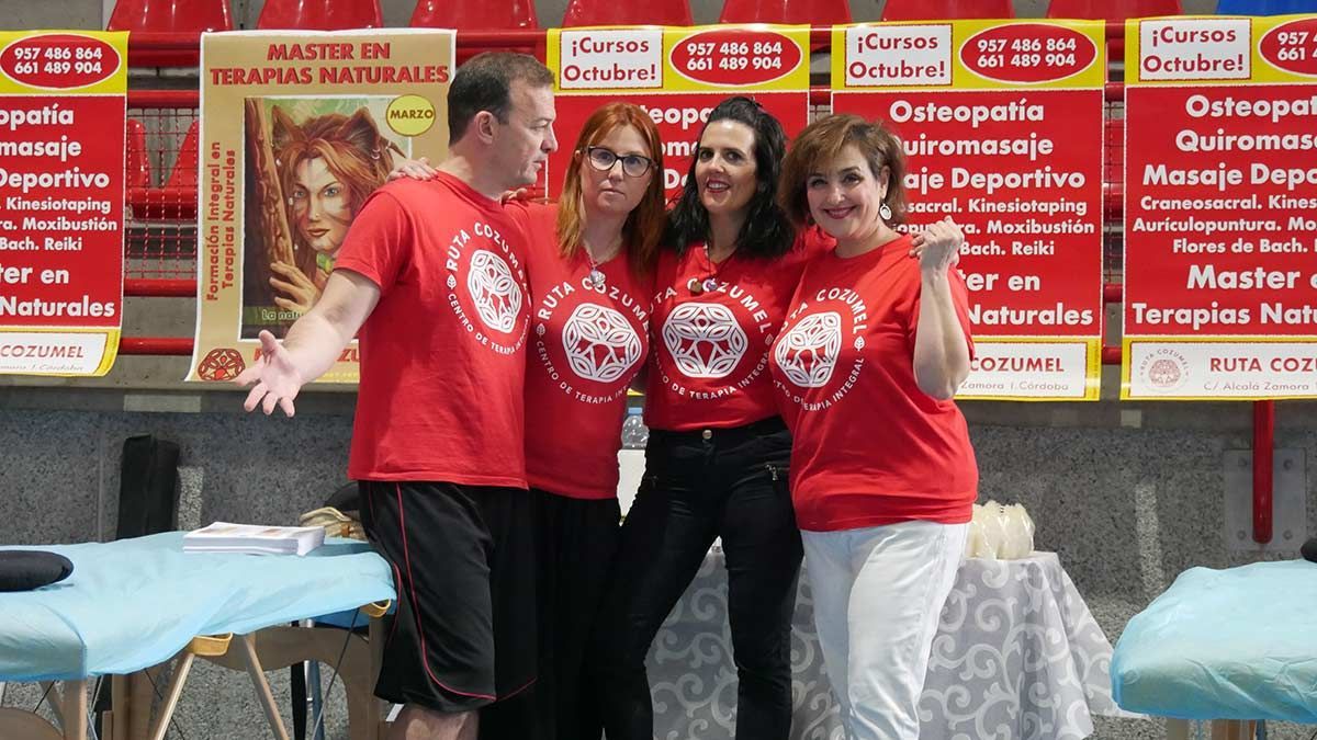 Un grupo de personas de pie frente a un cartel que dice maestro