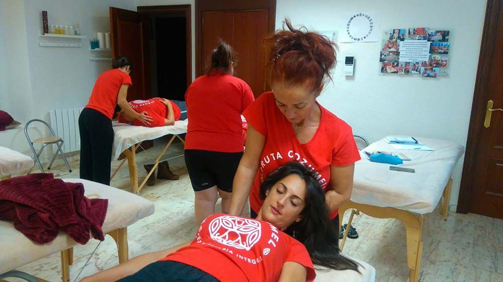 Una mujer con una camisa roja con la palabra costa escrita en ella.