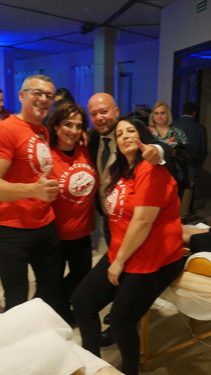 Un grupo de personas posa para una foto mientras visten camisetas rojas.