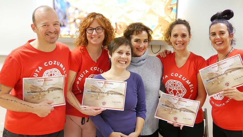 Un grupo de personas que llevan camisetas rojas con la palabra cozuma en ellas.