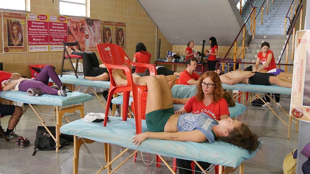 Una mujer está acostada en una mesa con las piernas cruzadas.
