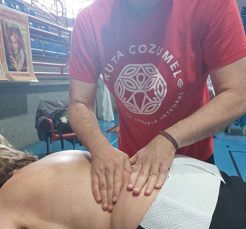 hombre haciendole un masaje a mujer