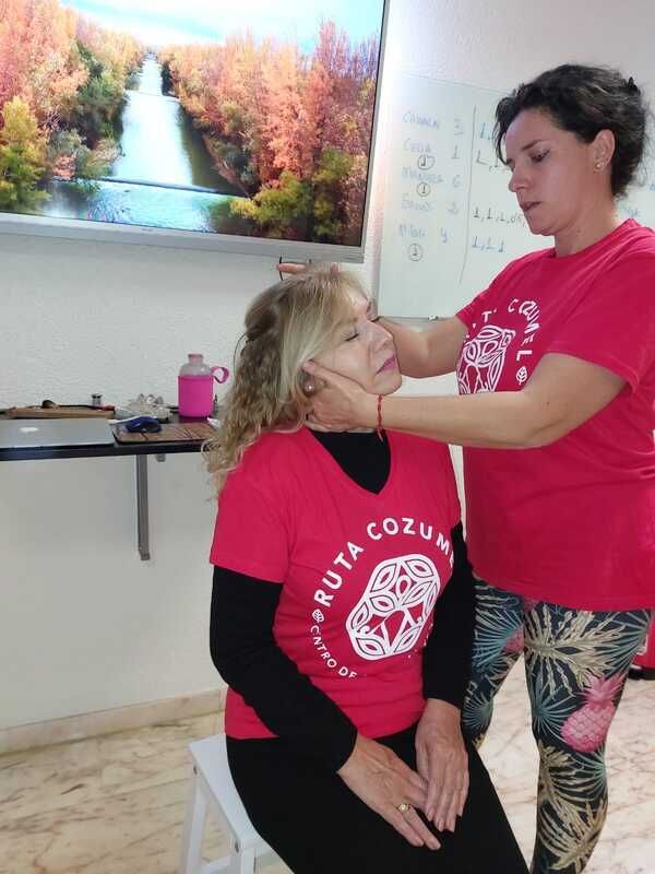 Una mujer con una camisa roja con la palabra ruta escrita en ella.