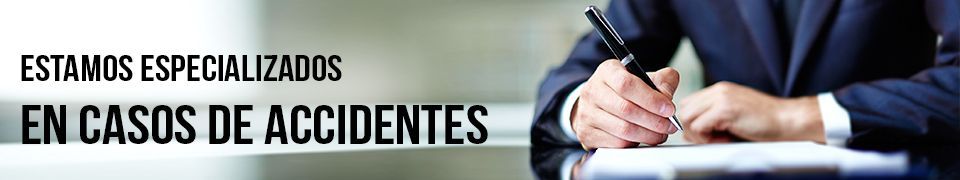 Texto promocional en español sobre casos de accidentes, junto a una mano escribiendo sobre una mesa.