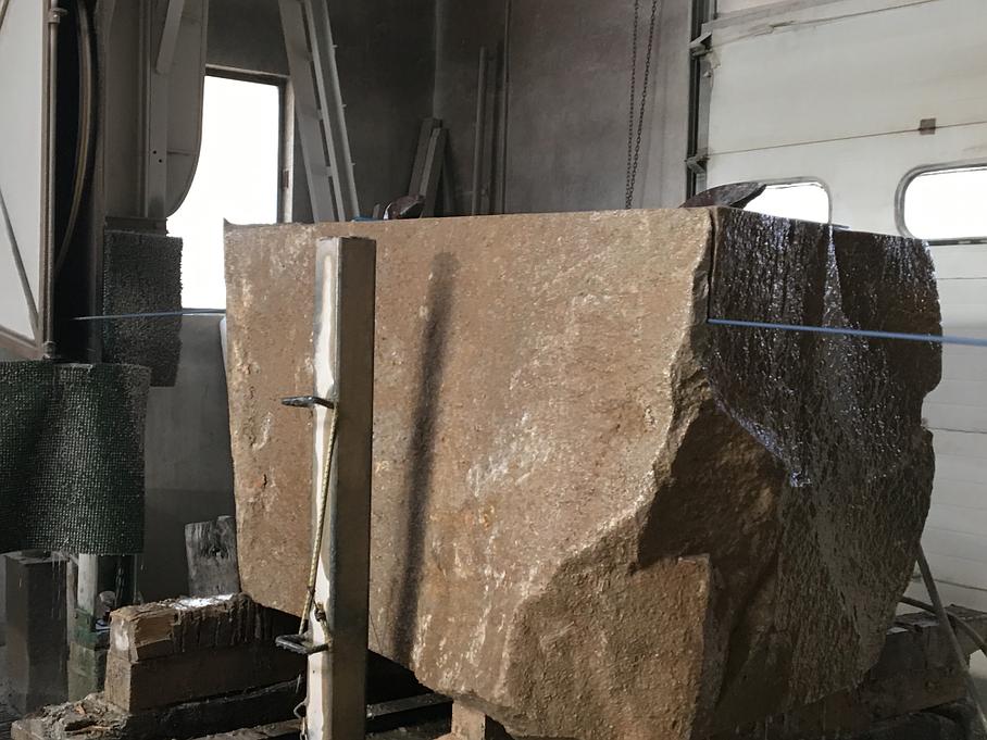 Taillage d'un bloc de pierre