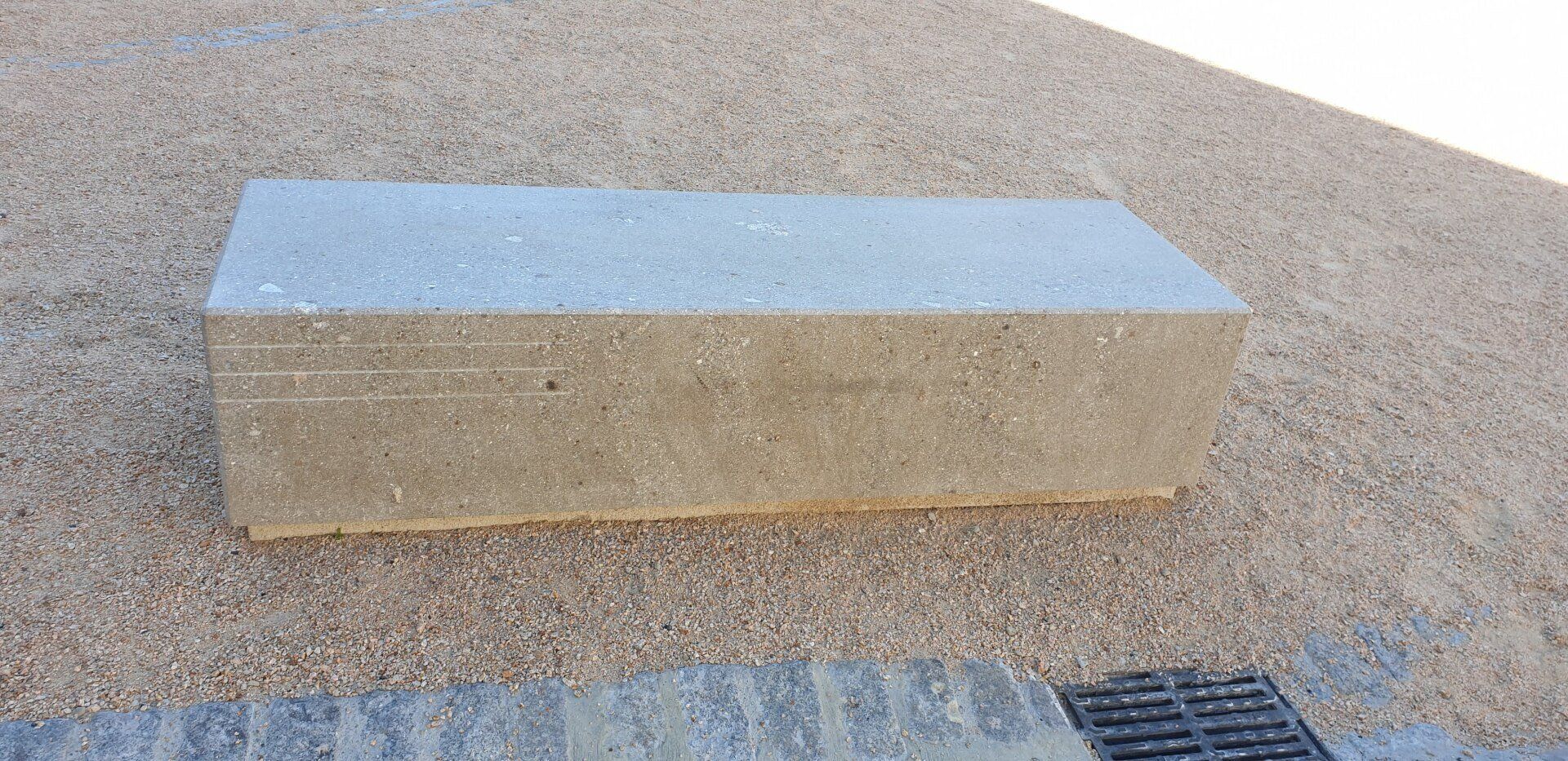 Banc en pierre de Bouzantes